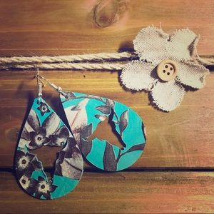 Longhorn cutout leather earrings.